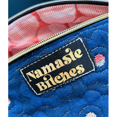 Sac banane en coton matelassé bleu klein "Namaste Bitches"