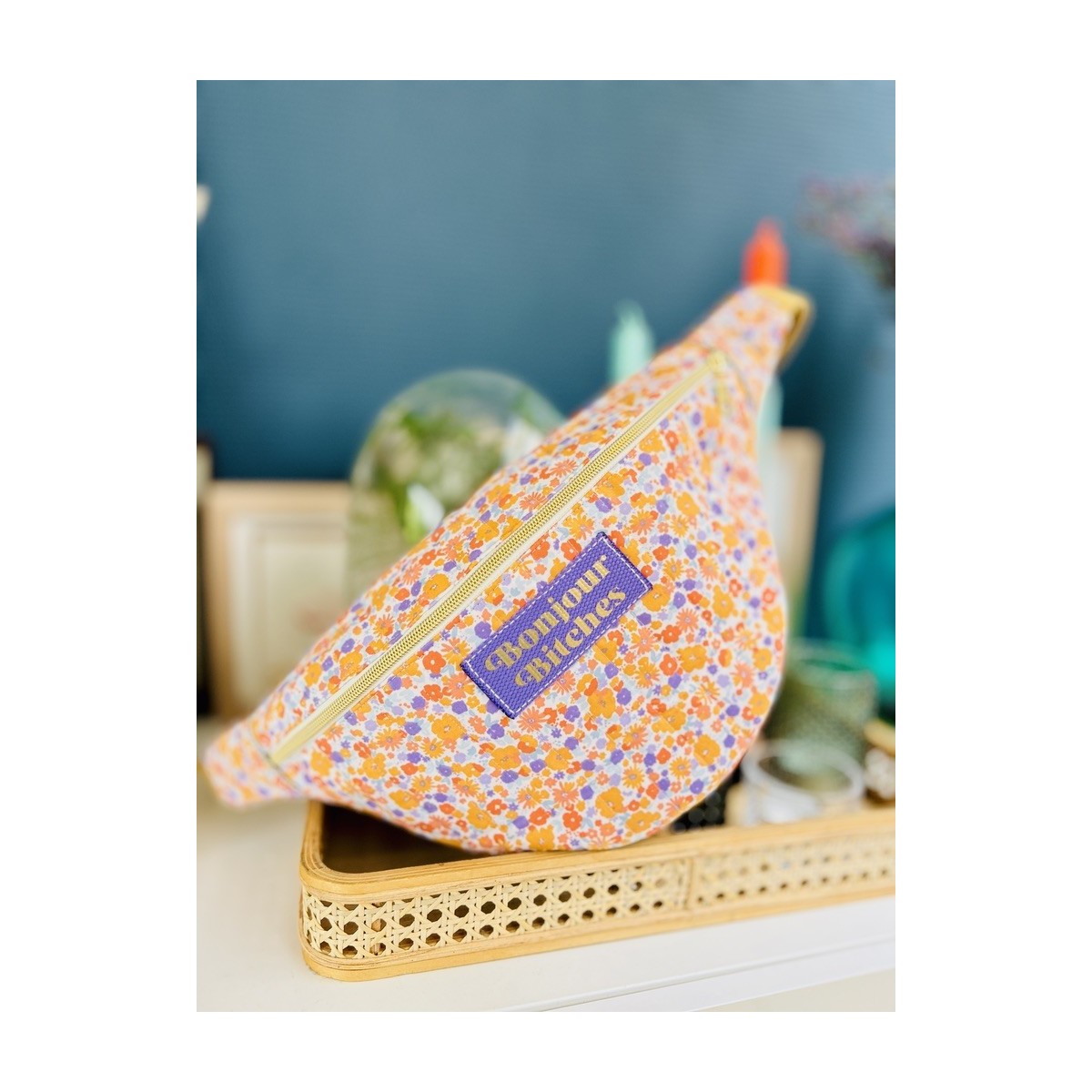 Sac banane XL en coton matelassé fleuri  "Bonjour Bitches"