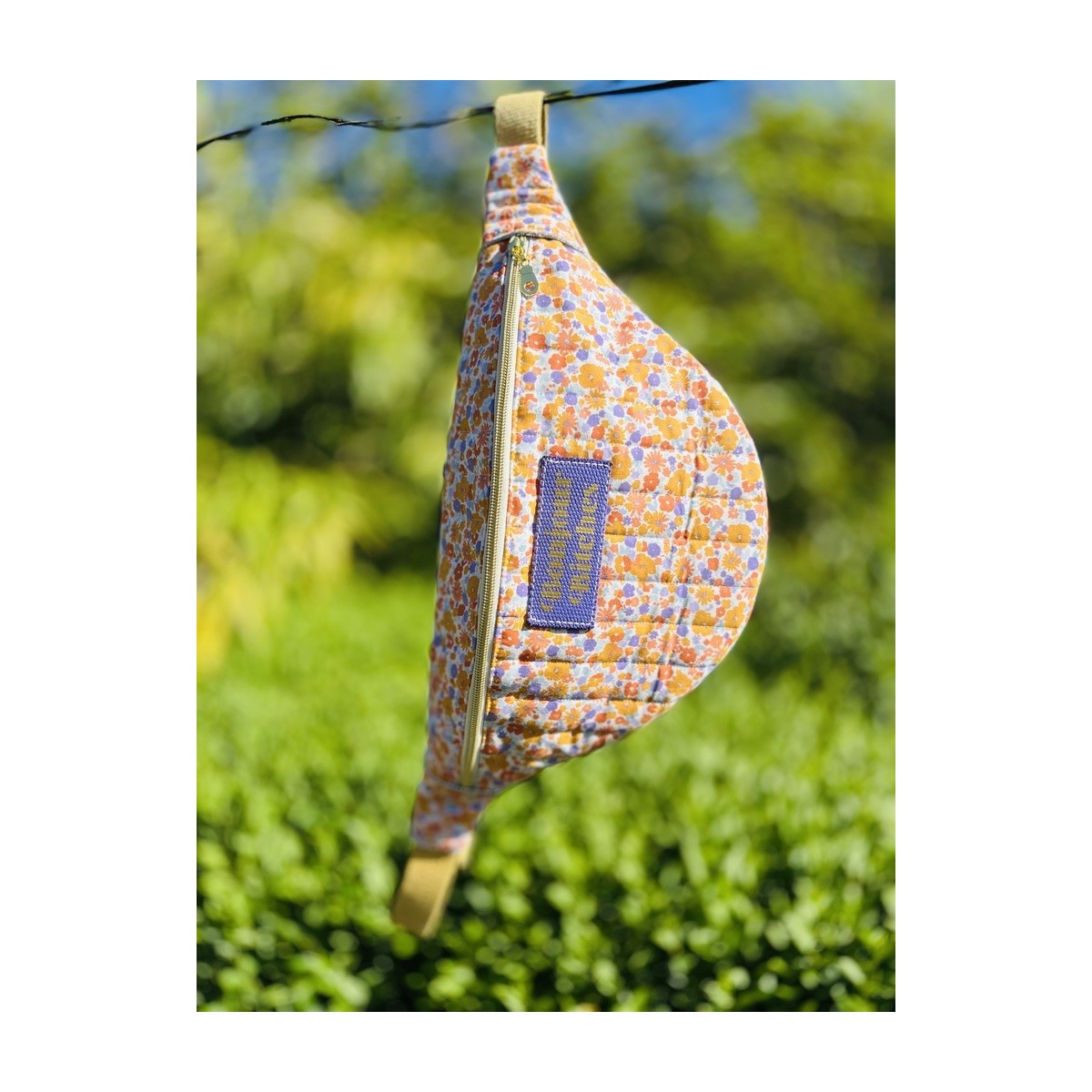 Sac banane XL en coton matelassé fleuri  "Bonjour Bitches"
