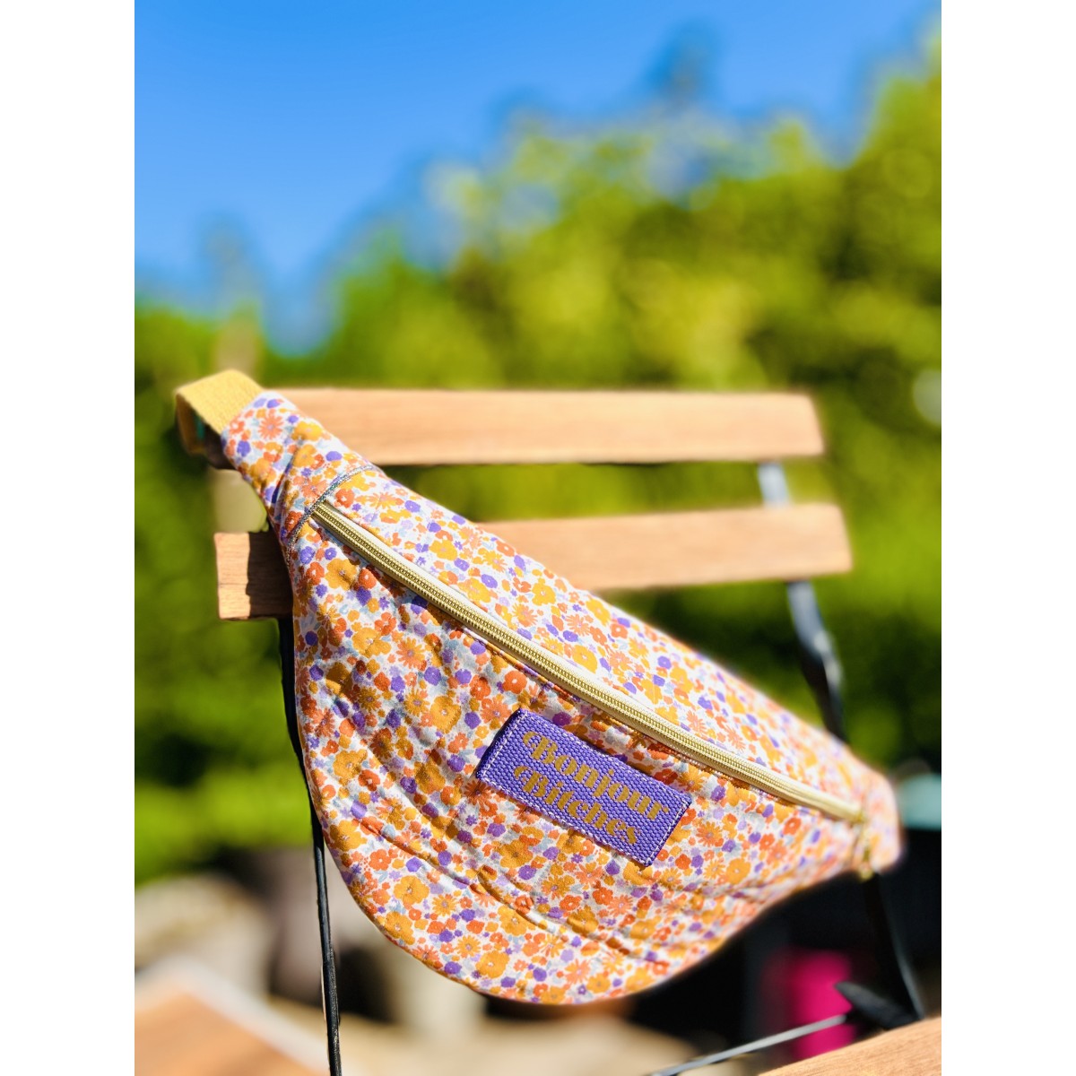 Sac banane XL en coton matelassé fleuri  "Bonjour Bitches"