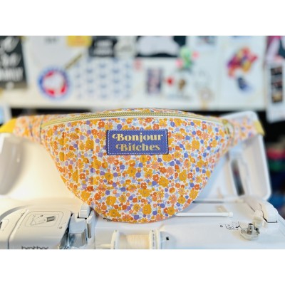 Sac banane XL en coton matelassé fleuri  "Bonjour Bitches"