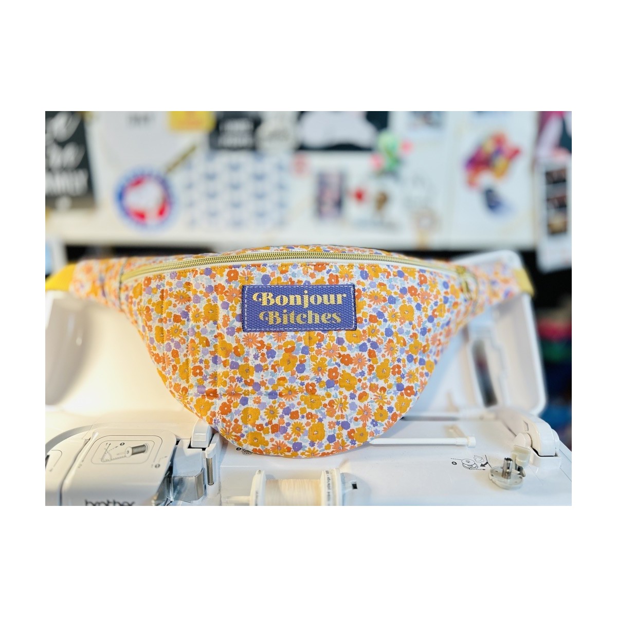 Sac banane XL en coton matelassé fleuri  "Bonjour Bitches"
