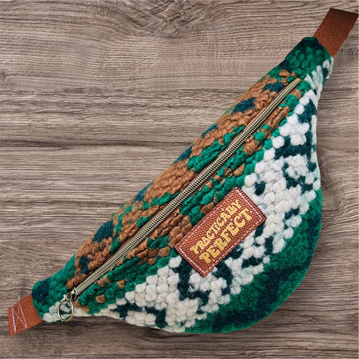 Sac banane en lainage polyester recyclé façon crochet "Pratically Perfect"