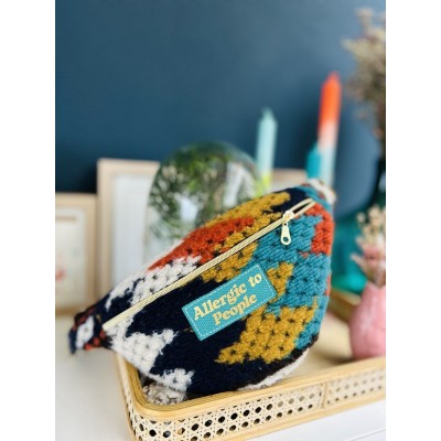Sac banane en lainage polyester recyclé façon crochet "Allergic To People"
