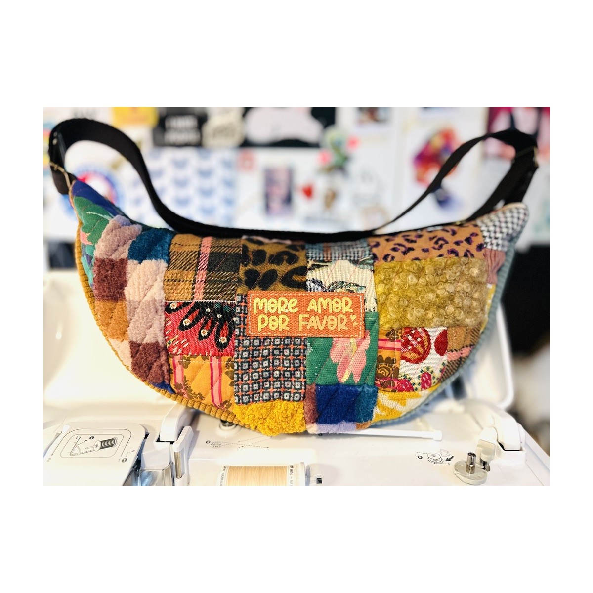 Sac demi-lune en patchwork matelassé "More Amor Por Favor"