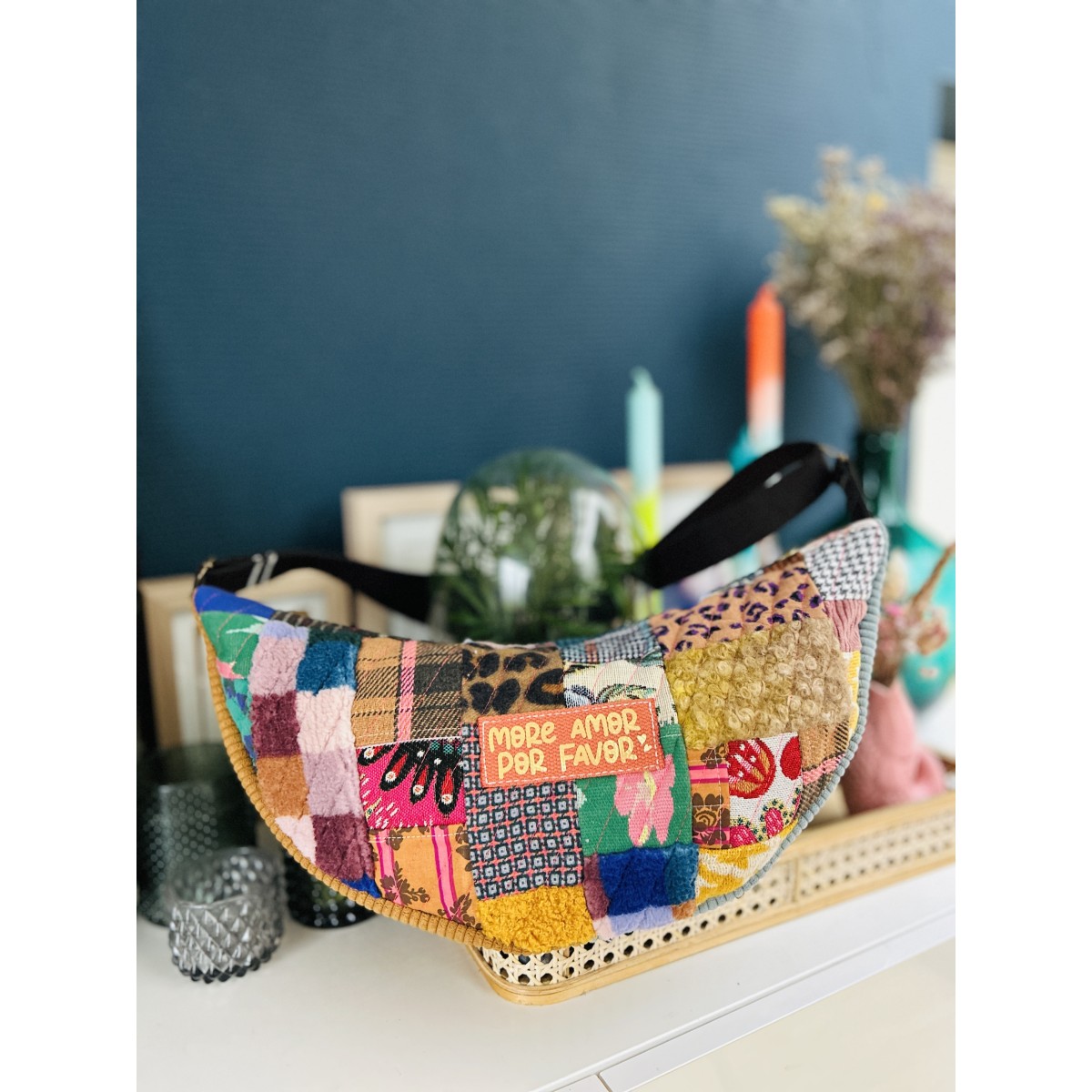 Sac demi-lune en patchwork matelassé "More Amor Por Favor"
