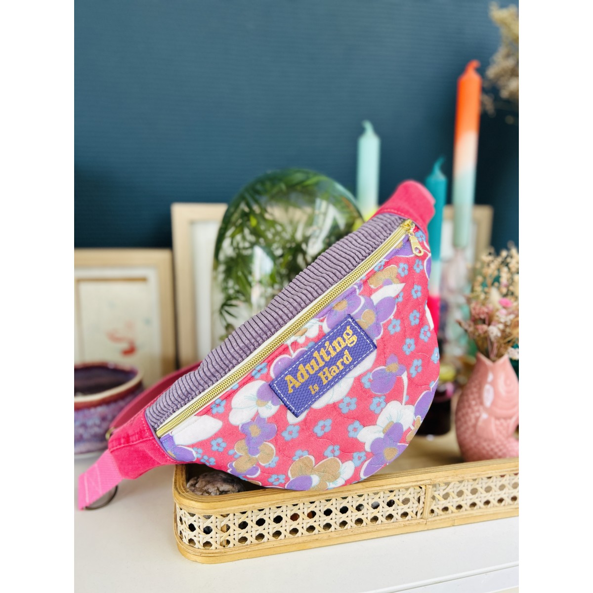 Sac banane en tissu upcyclé seventies rose  "Adulting Is Hard"