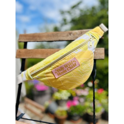 Sac banane en tissu upcyclé seventies jaune  "Stay Wild Moon Child"