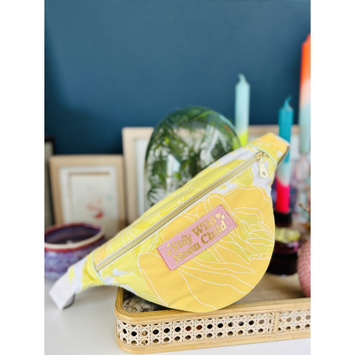 Sac banane en tissu upcyclé seventies jaune  "Stay Wild Moon Child"