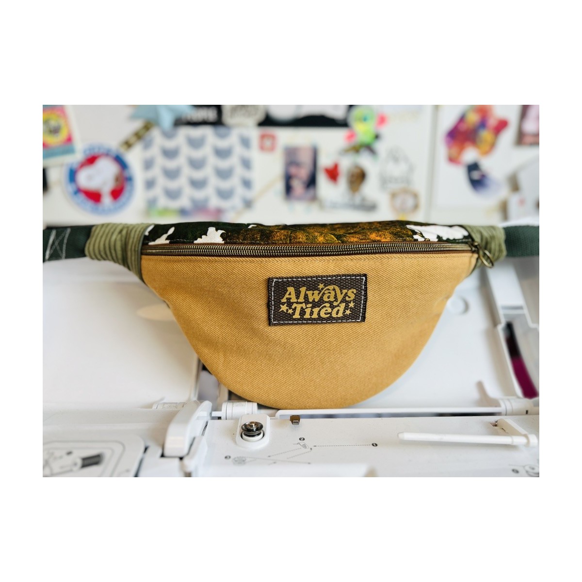 Sac banane en tissu fleuri 60's upcyclé "Always Tired"