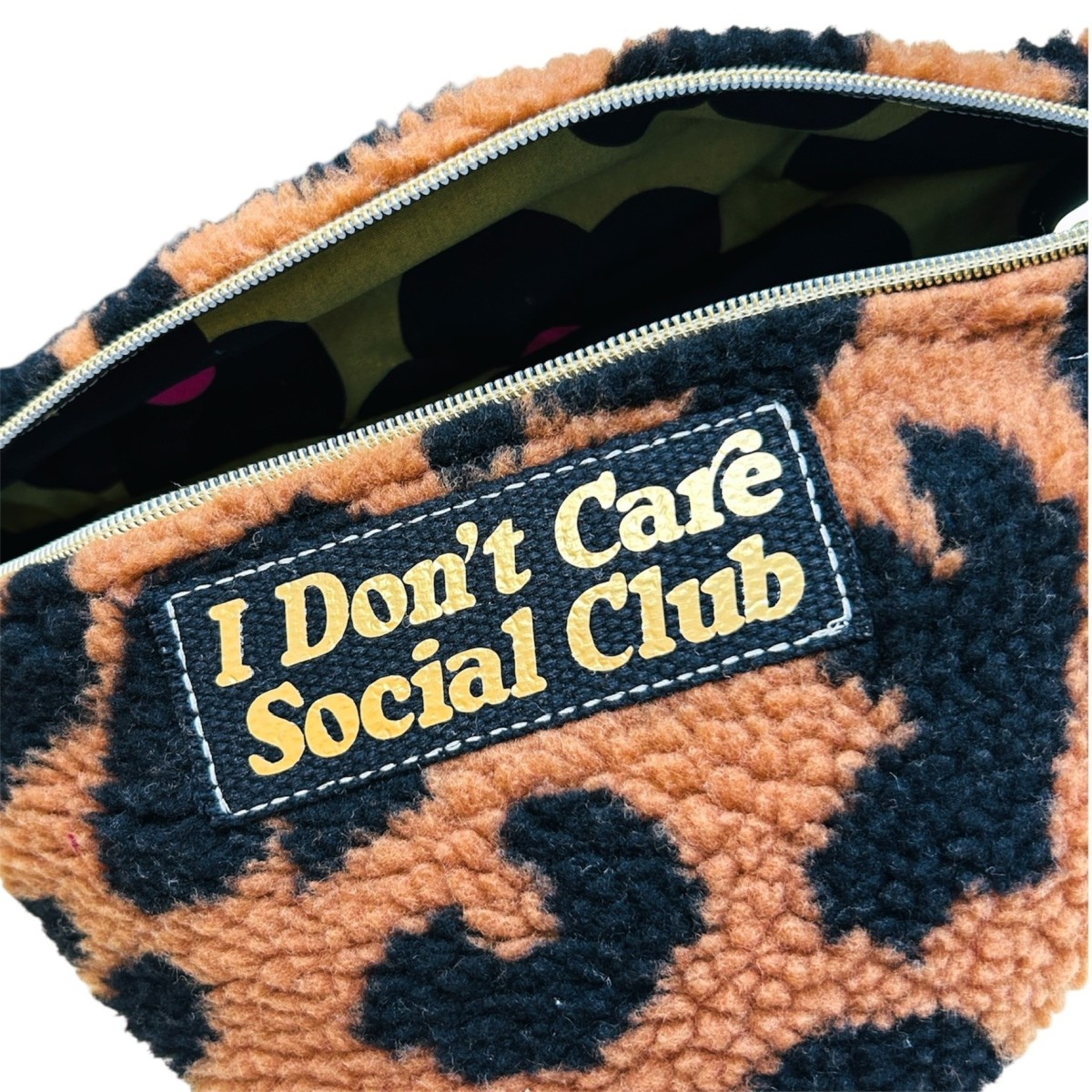 Sac banane en tissu teddy  "I Don't Care Social Club"