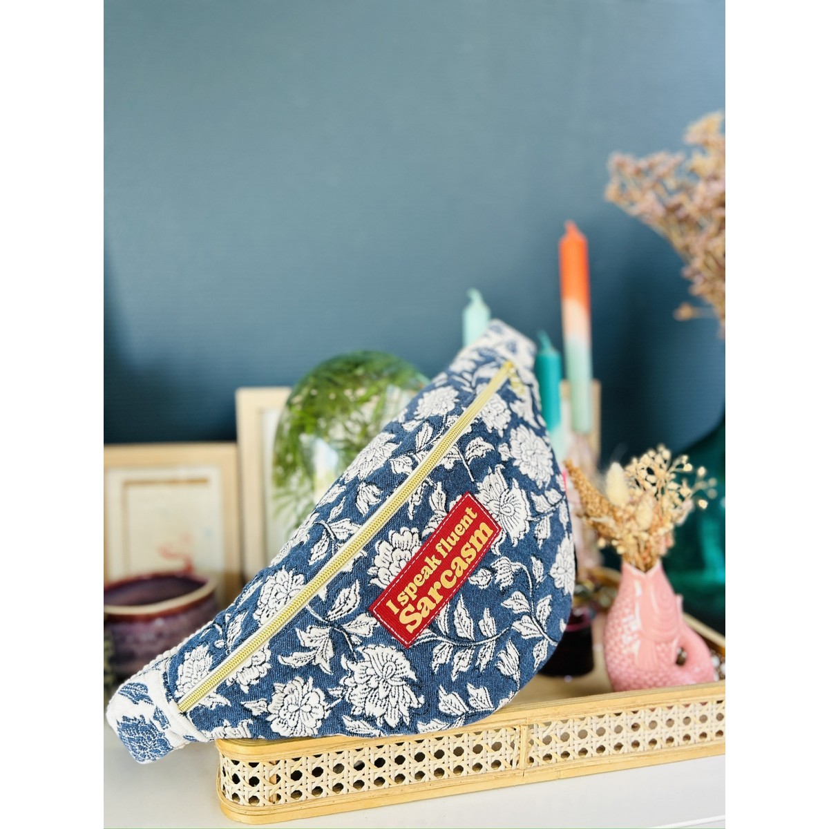 Sac banane XL en canevas bleu jeans et blanc  "I Speak Fluent Sarcasm"
