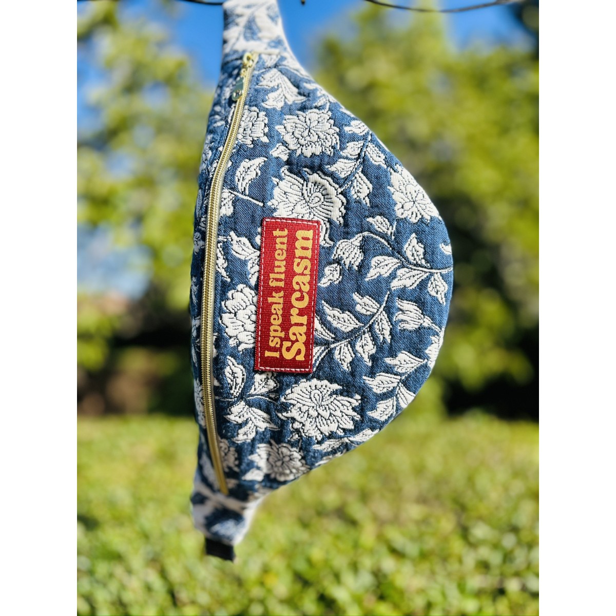 Sac banane XL en canevas bleu jeans et blanc  "I Speak Fluent Sarcasm"