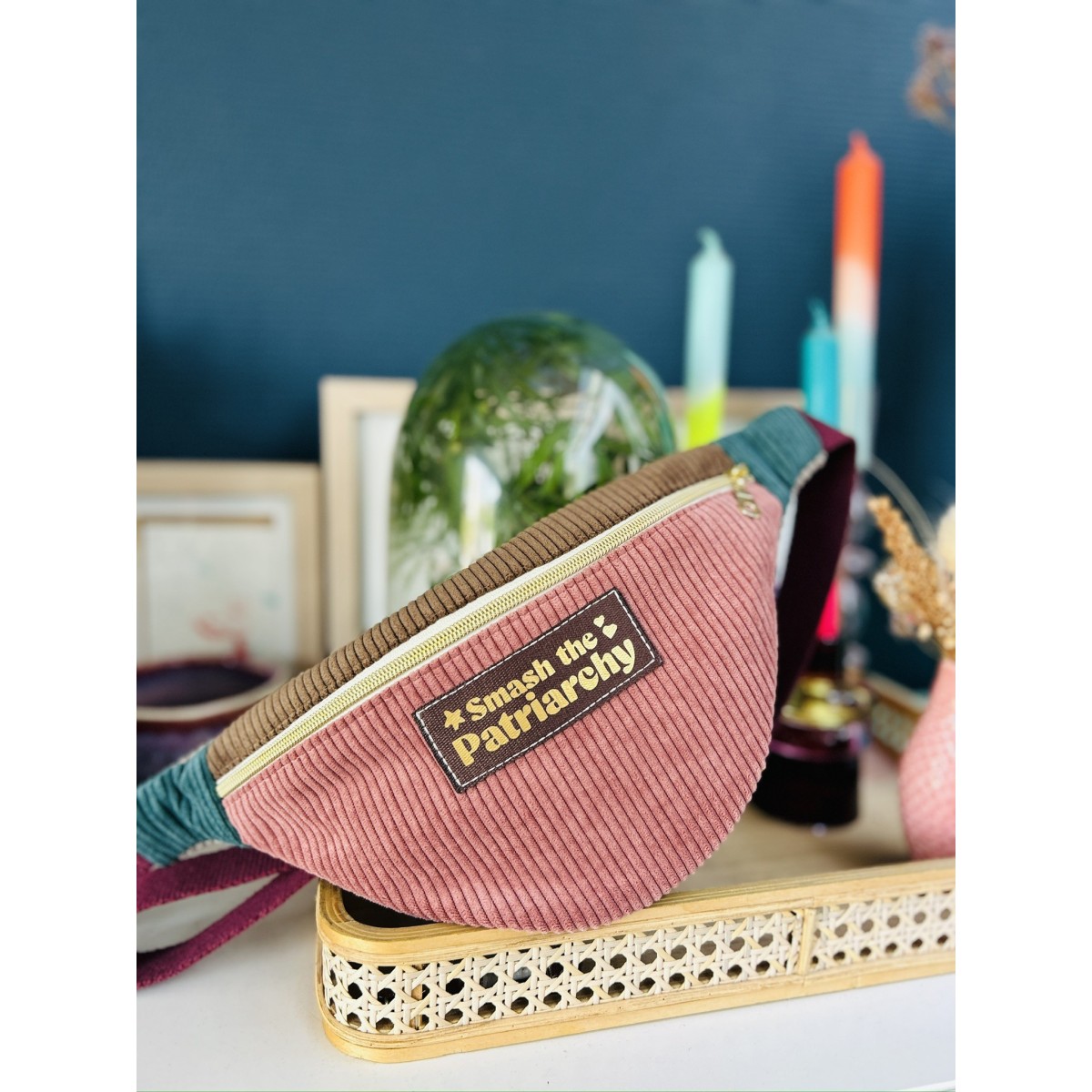 Sac banane en velours côtelé rose poudré "Smatch The Patriarchy"