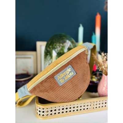 Sac banane en velours côtelé caramel "Allergic To Idiots"