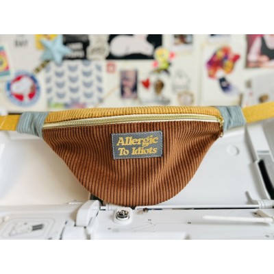 Sac banane en velours côtelé caramel "Allergic To Idiots"