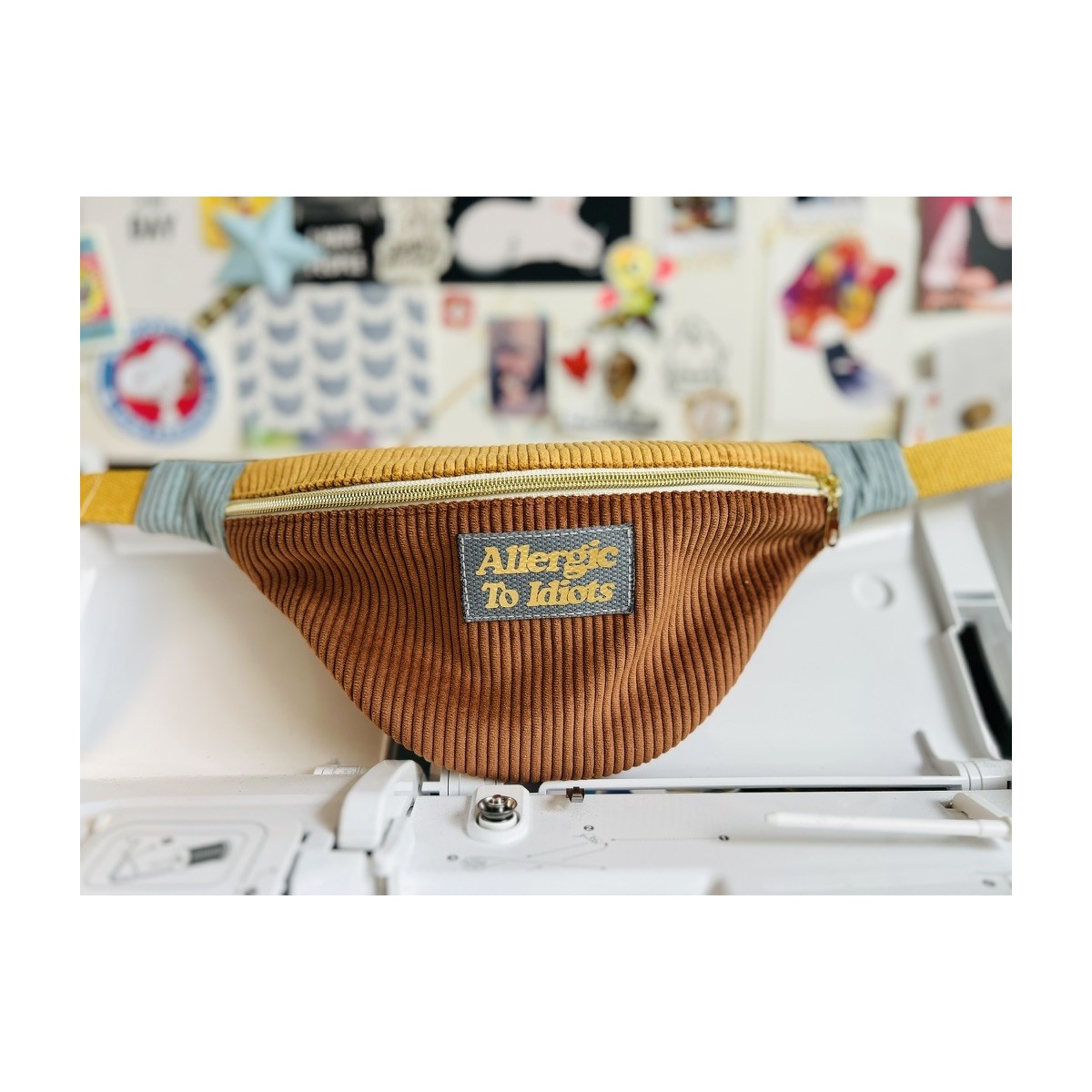 Sac banane en velours côtelé caramel "Allergic To Idiots"