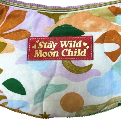 Sac demi-lune matelassé "Stay Wild Moon Child"